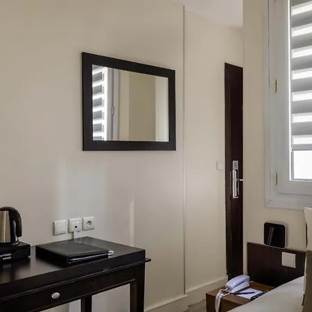 Elysees Bassano 4* פריז